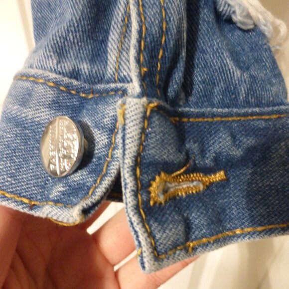 SHEIN super distressed and frayed cropped denim jacket - Picture 7 of 9